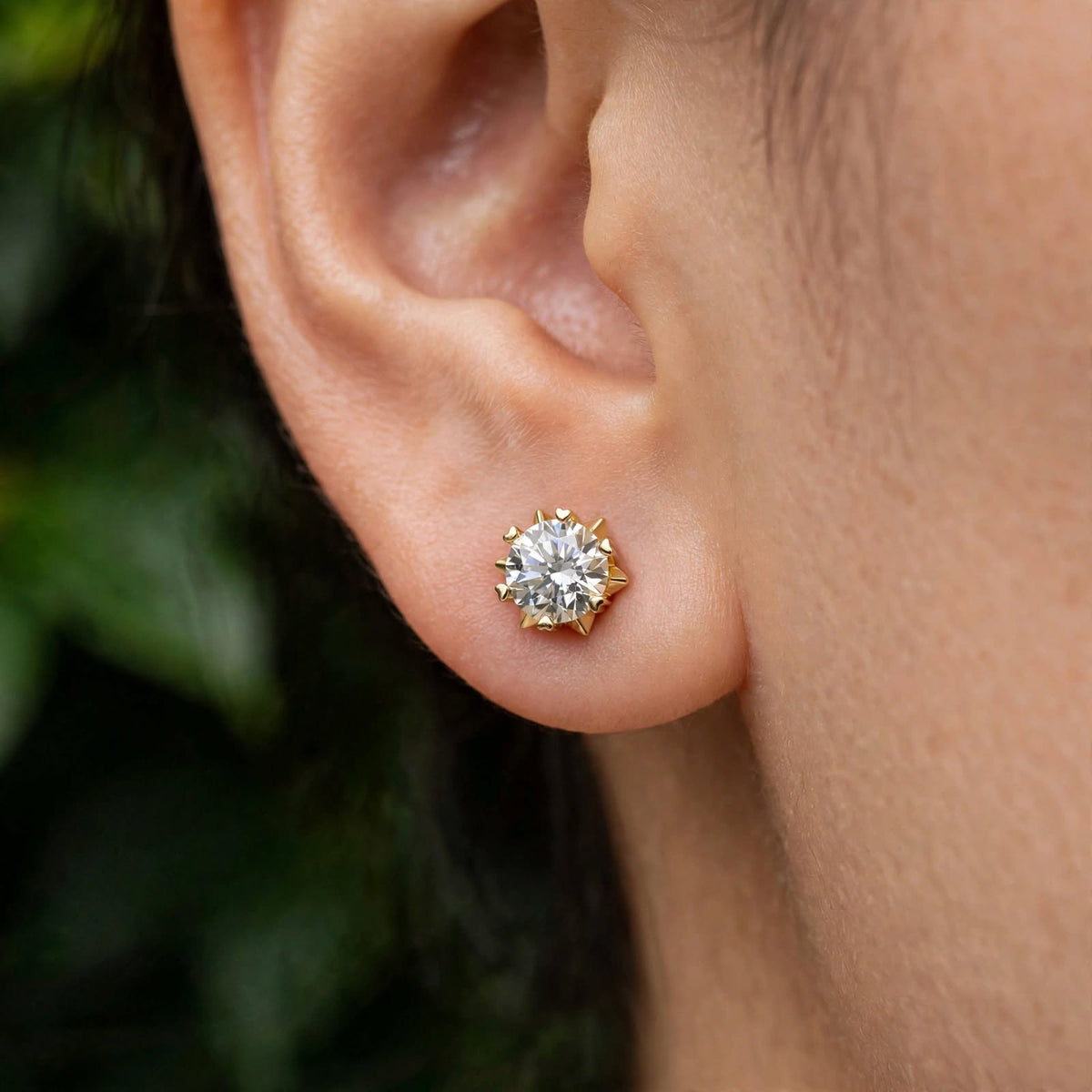 Pointed Frame Round Solitaire Moissanite Stud Earrings455LV