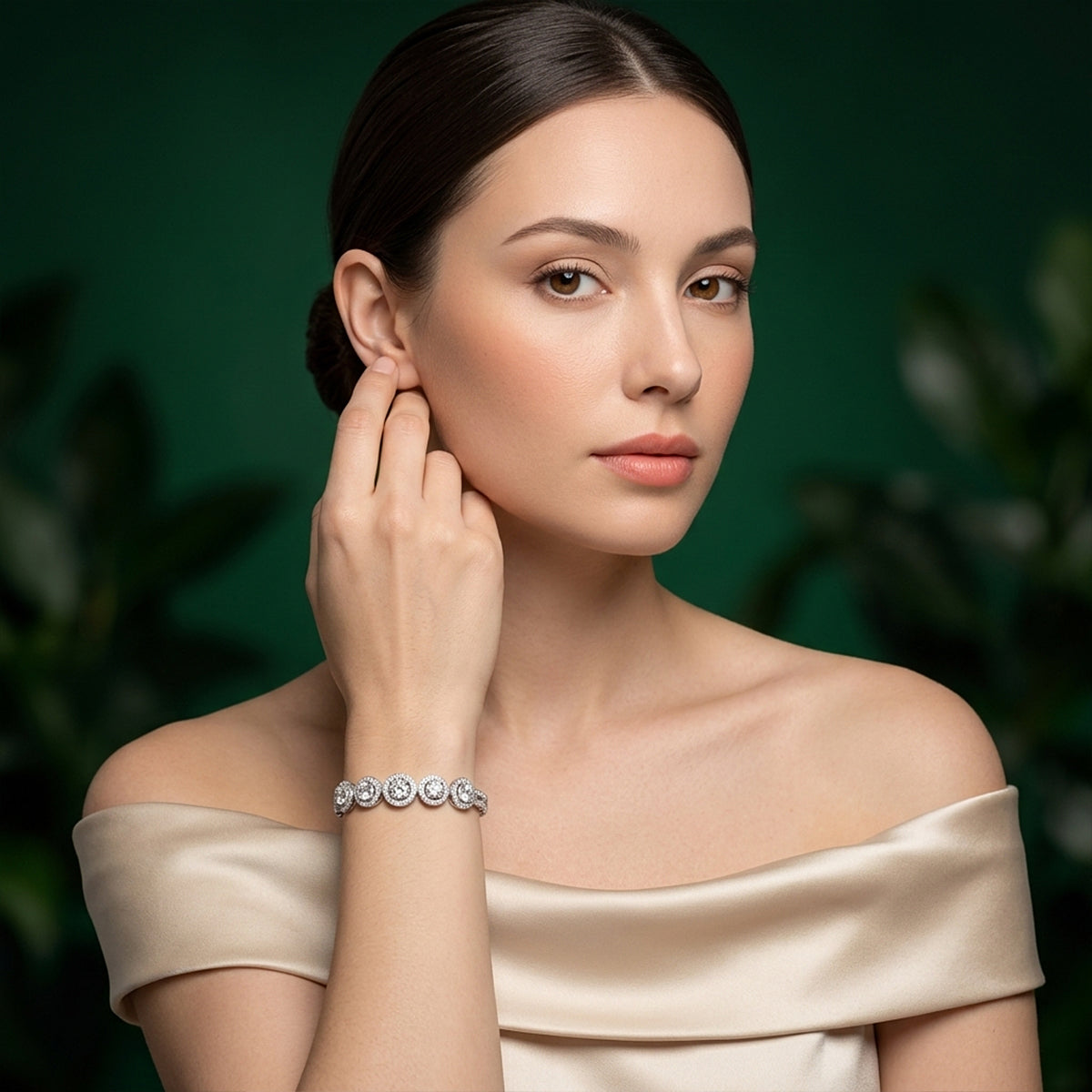 480LV Bezel Halo Round Cut Moissanite Link Bracelet